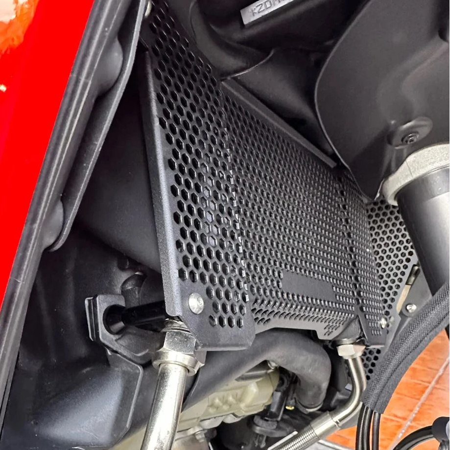 Black plastic radiator cover Ducati 2