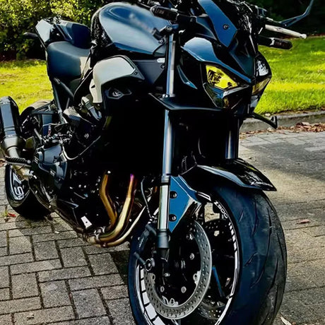 Kawasaki Z900 équipée d'ailettes aérodynamiques avant